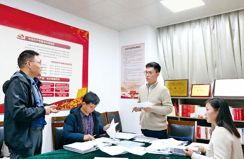 二十届中央纪委三次全会强调,常态化做好查办案件“后半篇文章”,做到既善于发现问题又善于推动解决问题。2024年12月5日,江苏省南京市纪委监委有关监督检查室会同派驻纪检监察组、以案促改专项小组等赴市有关部门,围绕纪检监察建议整改落实情况开展调研。图为工作人员查阅整改台账。